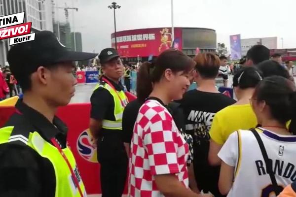 POBRKALA LONČIĆE: Devojka u dresu Hrvatske došla na meč Srbije! Ovako su reagovali srpski navijači kad su je videli