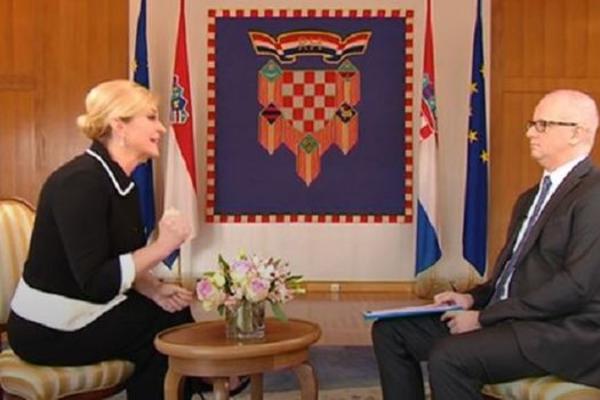 NOVI ISPAD KOLINDE GRABAR KITAROVIĆ: Pominjala SRPSKI TENK i VUKOVAR dok je udarala RUKOM O STO! (VIDEO)