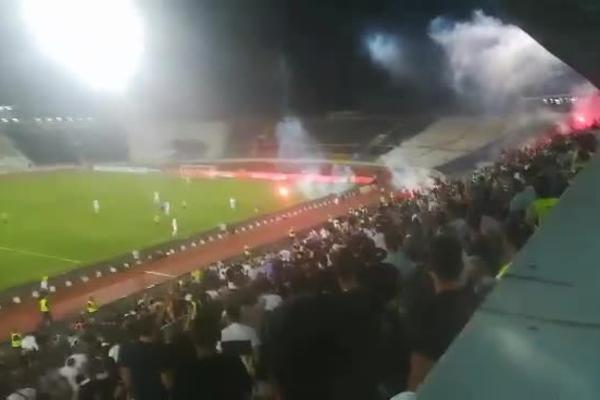 NEMA MIRA MEĐU GROBARIMA: Frakcija Partizanovci izazvala gnev celog stadiona zbog onoga što su uradili!