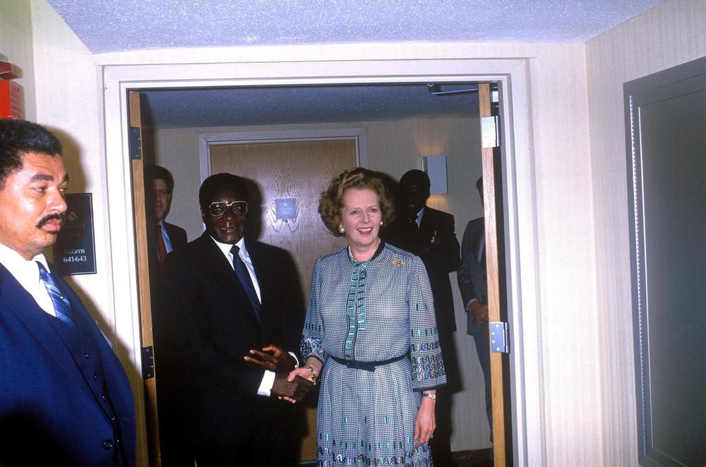 Mugabe sa kraljicom Elizabetom II