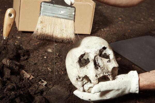 SVI SU GLEDALI U ČUDU kad su shvatili šta su pronašli u grobu pored žene sahranjene pre 2100 godina! (FOTO)