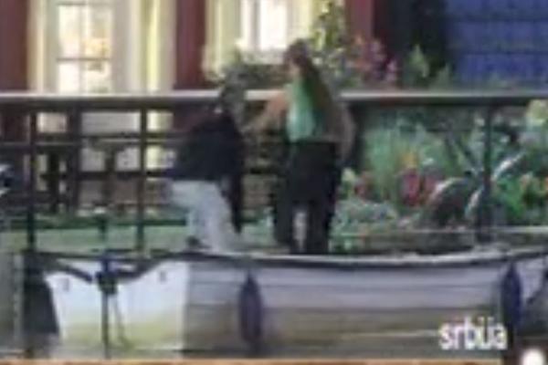 SMEH DO SUZA! Miljana Kulić se SAPLELA i pala u čamac! (VIDEO)