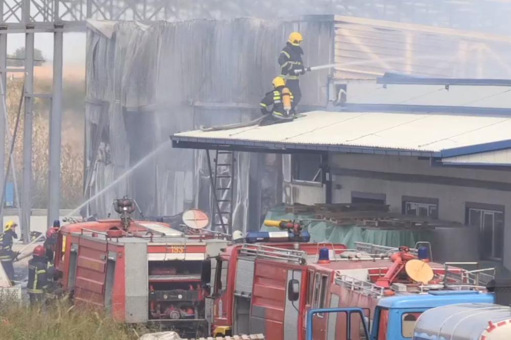 DRAMA U SURČINU: Požar BUKNUO u FABRICI TOALET PAPIRA! Ima povređenih (VIDEO)