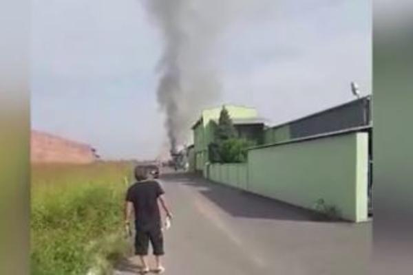 PRVO SE VIDEO DIM, ONDA JE BUKNULA VATRA: Ovo je trenutak u kom je izbio požar u fabrici u Surčinu (VIDEO)