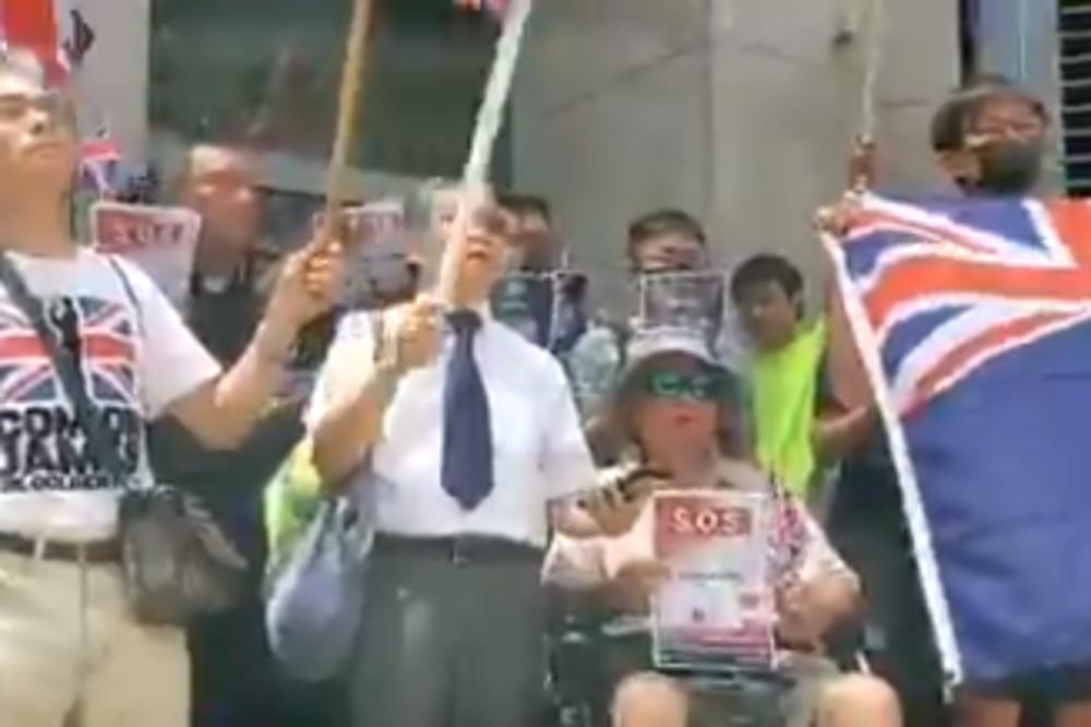 DRAMATIČNO U HONGKONGU: Demonstranti  traže da se VRATE bivši VLADARI i PEVAJU ovu HIMNU! (VIDEO)