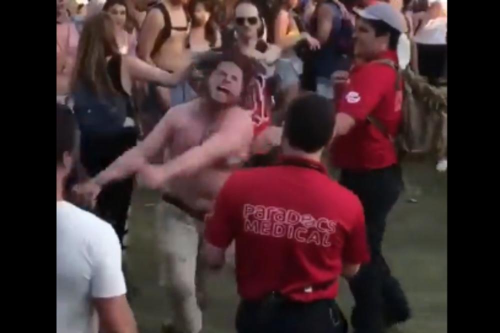 KOJA JE OVO DROGA?! Podivljali muškarac izazvao pometnju na festivalu, jedva ga savladali! (VIDEO)
