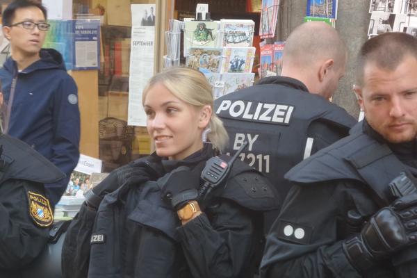 HAJDE SAD DA VAS VIDIMO DA NAPRAVITE PROBLEM: Ove prelepe policajke čuvaju Delije u Minhenu!
