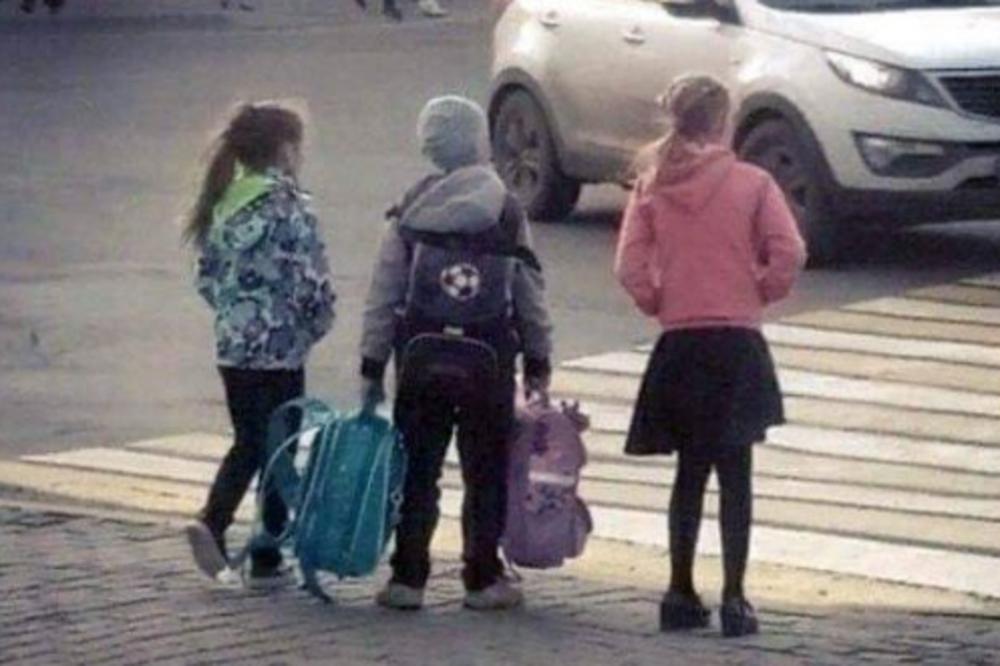 ISPRAVKA: Fotografija na kojoj dečak nosi školske torbe devojčicama nije nastala u Čačku