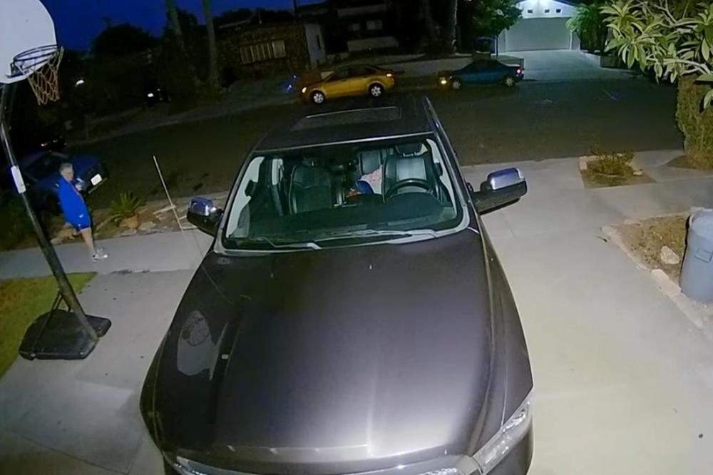 POBESNEO JE KADA JE VIDEO DA MU JE AUTO OGREBAN: Onda je na kameri saznao KO JE KRIVAC - nju nije očekivao (VIDEO)