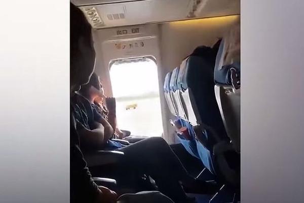 DA LI JE OVO NAJČUDNIJI VIDEO U OVOJ GODINI? Pogledajte šta OVA žena radi u avionu! (VIDEO)