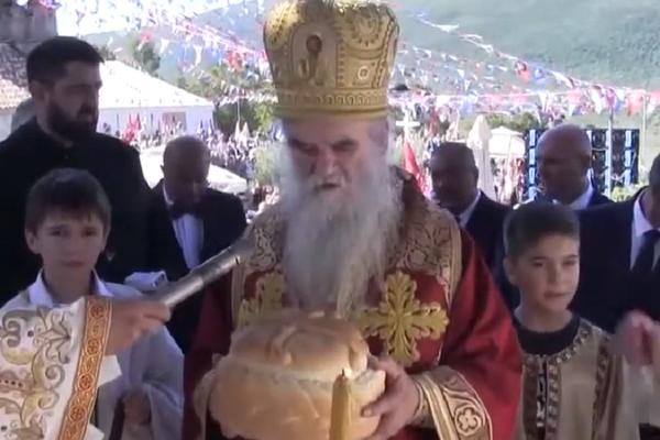 NEMOJTE NIGDE DA IDETE! Patrijarh Irinej pred HILJADAMA VERNIKA na VELIKOM JUBILEJU Srba i Srbije (VIDEO)