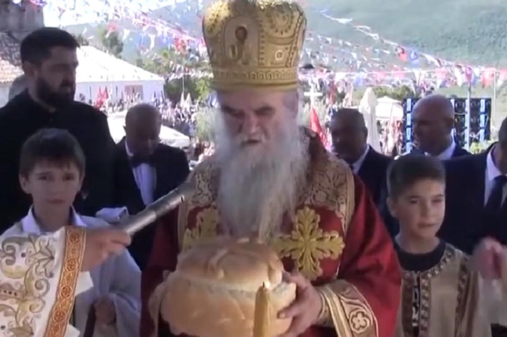 NEMOJTE NIGDE DA IDETE! Patrijarh Irinej pred HILJADAMA VERNIKA na VELIKOM JUBILEJU Srba i Srbije (VIDEO)