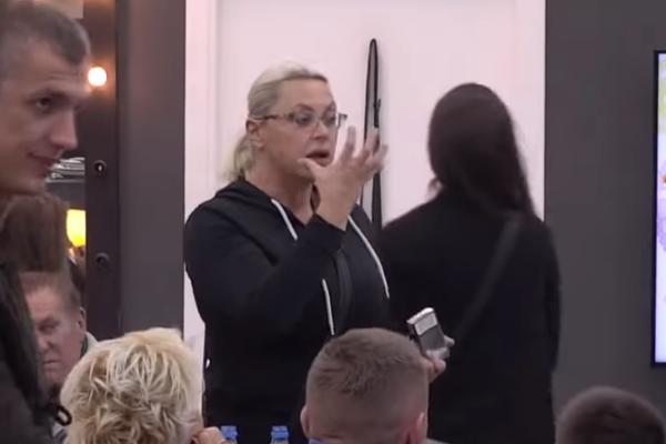FUJ, ODVRATNO! Marija Kulić VAN SEBE: Za crnim stolom razotkrivena ISTINA o njenom VLAŽNOM MEĐUNOŽJU! (VIDEO)