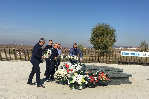 DEJO SAVIĆEVIĆ STIGAO NA KOSOVO I POSETIO VOKRIJEV GROB: Nahvalio i njega i Kosovo, pa se dotakao i sahrane!