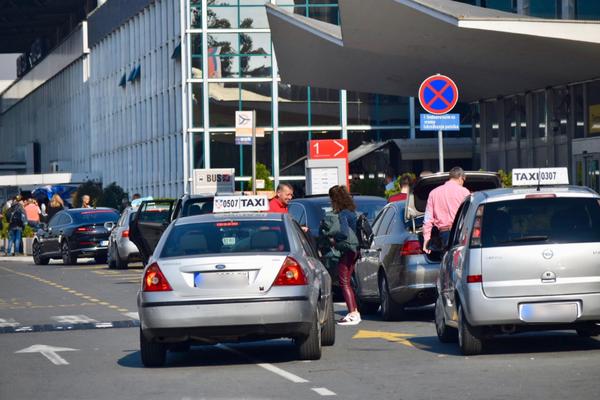 DOK SU TAKSISTI ŠTRAJKOVALI I BLOKIRALI BEOGRAD: Njihove kolege na aerodromu u isto vreme taksirale i MLATILE PARE!