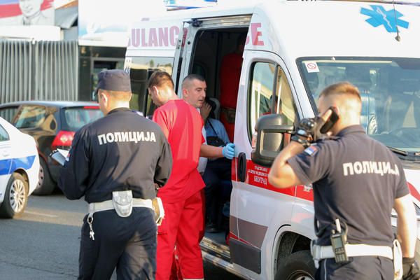 TEŠKA NESREĆA U BEOGRADU: Vatrogasci izvlače ljude iz vozila!