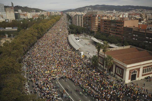 BARSELONA PARALISANA ZBOG MARŠA SLOBODE: Katalonci pohrlili na ulice da odbrane svoja prava, SVE ZATVORENO (VIDEO)