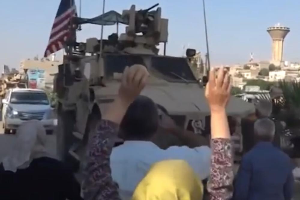 SIRIJCI GAĐAJU AMERIKANCE KROMPIRIMA: Narod besan zbog IZDAJE! Vojnici ne idu kući, već u OVU ZEMLJU (VIDEO)