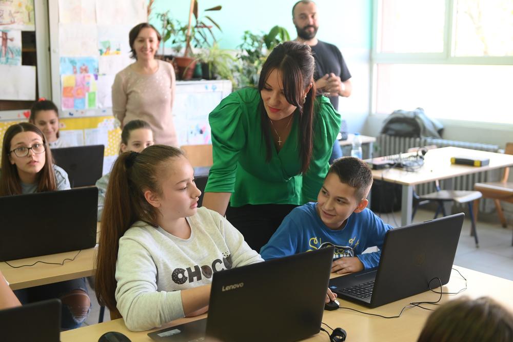 Telekom Srbija nastavlja sa opremanjem informatičkih kabineta u osnovnim školama