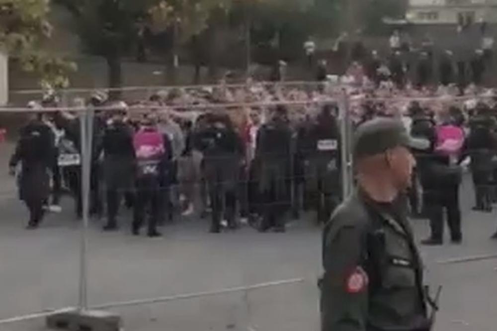GROBARI I NAVIJAČI JUNAJTEDA OČI U OČI: Krenulo žestoko prepucavanje ispred stadiona u Humskoj!