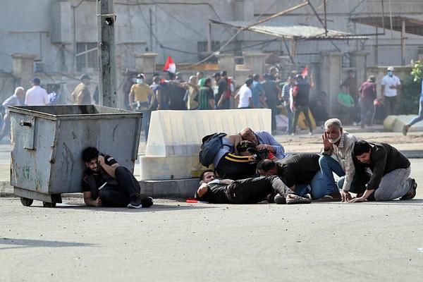 PREKO 20 MRTVIH, SUKOB I KRV NA ULICAMA: Policija suzbija proteste, opšti haos u Iraku! (FOTO)