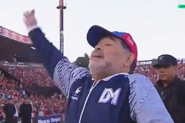 LUDILO U ARGENTINI: Maradona za rođendan pobedio 4:0, pa dobio tron na stadionu protivnika!