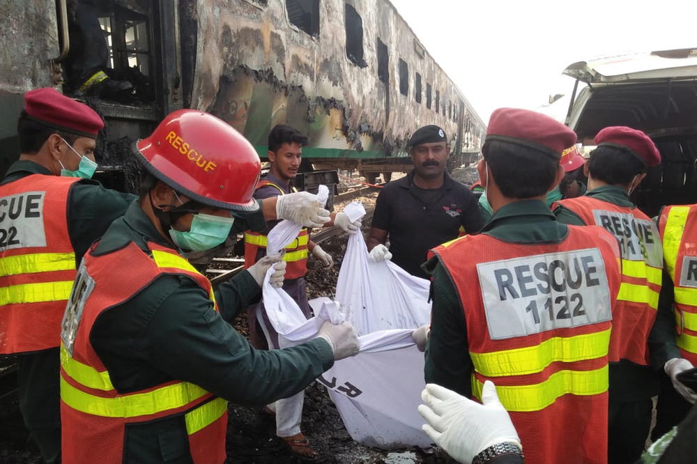 HOROR! Autobus SLETEO sa puta u PAKISTANU, spasioci se DIGLI na noge, nose TELA u bolnicu!
