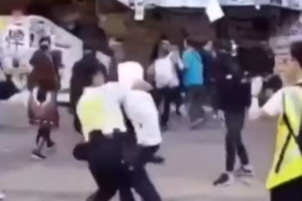 POLICAJAC DAVIO STUDENTA, A DRUGOG UPUCAO! Ispaljuju PRAVE METKE na demonstrante, mladić operisan (VIDEO)