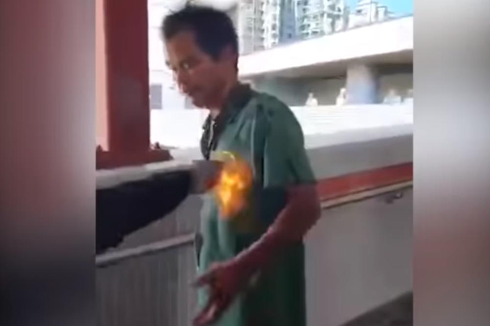 VI NISTE KINEZI! Čovek je viknuo ovo, u sledećem trenutku je ZAPALJEN! Novi horor u Hongkongu (VIDEO)