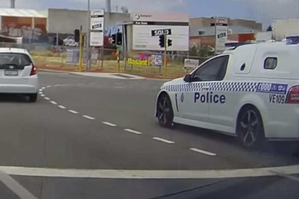 POBEGAO SA LISICAMA DOK SU GA VOZILI U ZATVOR: Iskoristio GLUPU GREŠKU policajaca (VIDEO)