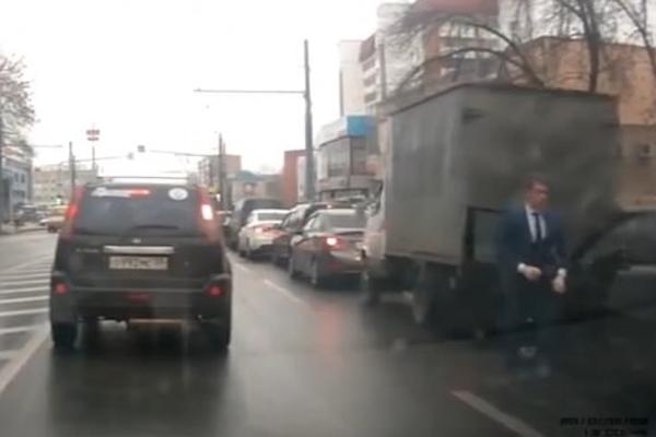 OVO NIJE MATRIKS, OVO JE RUSIJA: Na ulici snimljena TUČA koja je premašila akcione filmove (VIDEO)