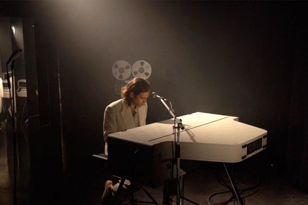 James Righton, pevač i klavijaturista Klaxonsa, objavio svoj prvi singl The Performer