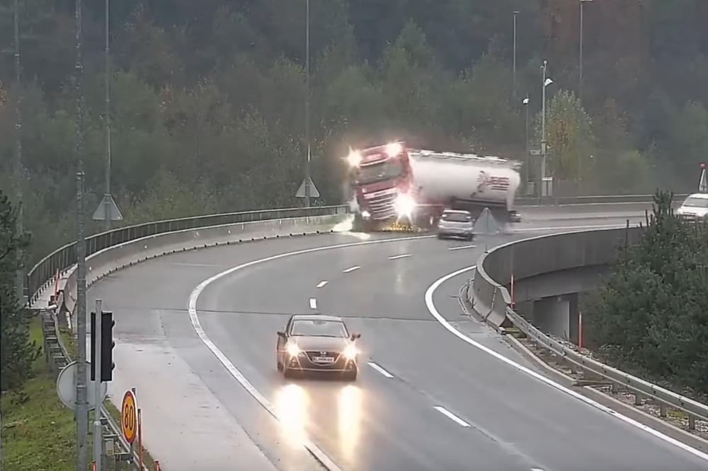ISPLIVAO UŽASAN SNIMAK NESREĆE KOD LJUBLJANE! Kamion se survava niz liticu!(VIDEO)