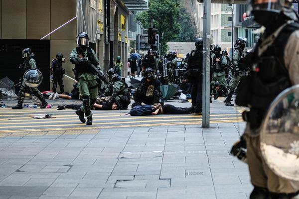 HAOS I BEZUMLJE U HONG KONGU: Demonstracije se ne smiruju, POGINUO ČOVEK!