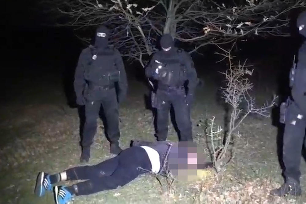 OVAKO SU HAPŠENI KRIMINALCI SA 77 KG HEROINA! Srpski policajci bacili su ih na zemlju, DROGE JE BILO SVUDA (VIDEO)