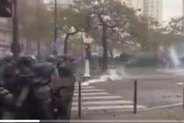 ŽUTI PRSLUCI SE TUKU S POLICIJOM: U Parizu desetine privedenih! Suzavac na sve strane, gore automobili (VIDEO)
