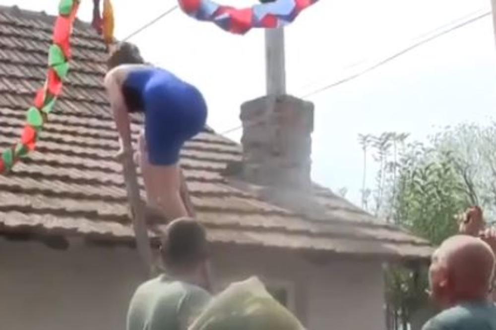 ONO KAD KUMA ZAGRMI: Popela se na krov kuće, i uradila nešto što je postalo APSOLUTNI HIT NA INTERNETU! (VIDEO)