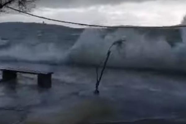 JEZIVI PRIZORI S JADRANA: Potopljene rive u hrvatskom primorju, POBESNELI TALASI idu do 6 METARA VISINE! (VIDEO)
