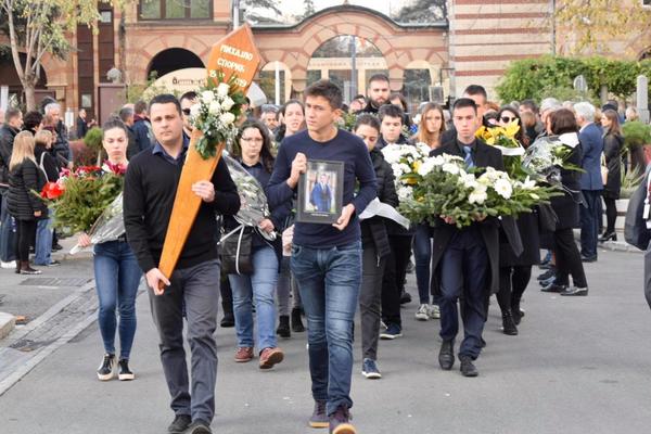 DOK HODAMO ZEMLJOM, BIĆEŠ NAM U SEĆANJU! Mladi fizičar, Mihajlo Sporić sahranjen uz BETOVENOVU SONATU!