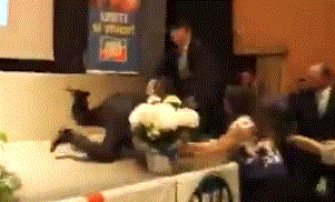 OVO JE MOMENAT KADA SE BERLUSKONI SRUČIO: Pričao je i odjednom je završio na podu! (VIDEO)