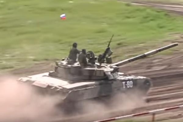 RUSKI T-80 protutnjao pored američkog Abramsa! Pogledajte demonstraciju sile na delu! (FOTO/VIDEO)