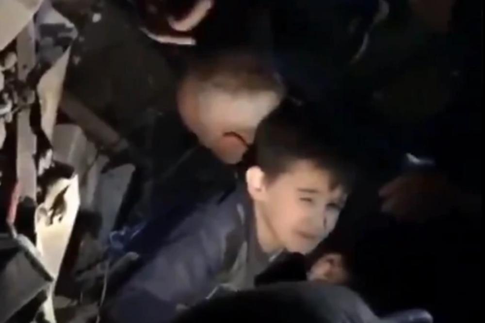 NAJPOTRESNIJI SNIMAK IZ PORUŠENE ALBANIJE: Spasioci pokušavaju da izvuku dečaka iz ruševina, DETE PLAČE KAO KIŠA!
