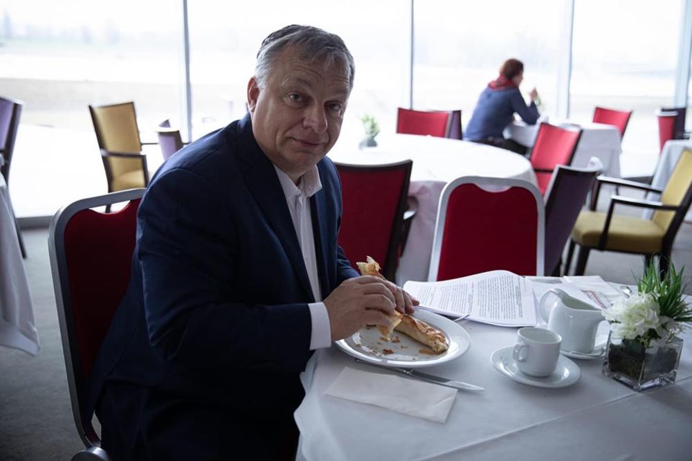 ORBAN PROBAO BUREK U BALKANSKOM GRADU: Mađarski premijer pokazao kako uživa! (FOTO)