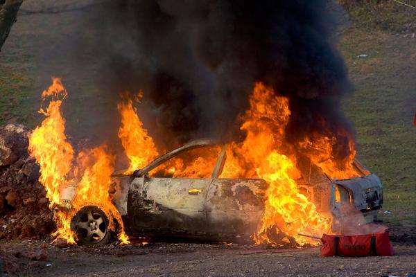 ZAPALIO SE AUTOMOBIL U CENTRU LESKOVCA: Vatrogasci ugasili požar, rečeno da nema povređenih!
