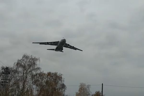 OBJAVLJEN SNIMAK KOJI JE OBRADOVAO SRBIJU! "Antonov" sleće u Beograd i nosi PUTINOVE MAŠINE (VIDEO)