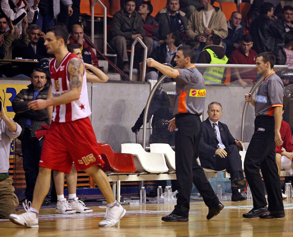 Sudije izbacuju Gurovića sa utakmice protiv FMP-a