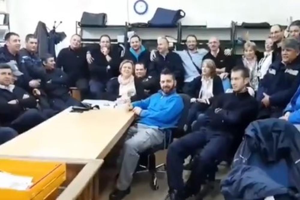 OTKAZI PLJUŠTE, A ONI PEVAJU: Radnici Pošte protestuju uz pesmu Branka Kockice i portrete Željka Samardžića (VIDEO)
