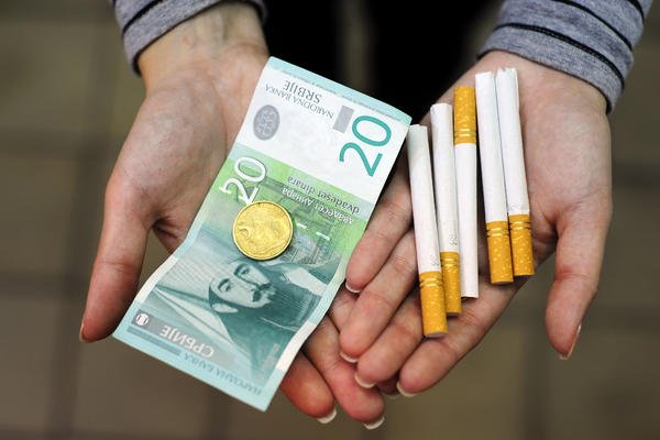 OVIH DANA POSKUPLJUJU CIGARETE, I TO PO 10 DINARA: Evo koliko će sada koštati one koje vi pušite