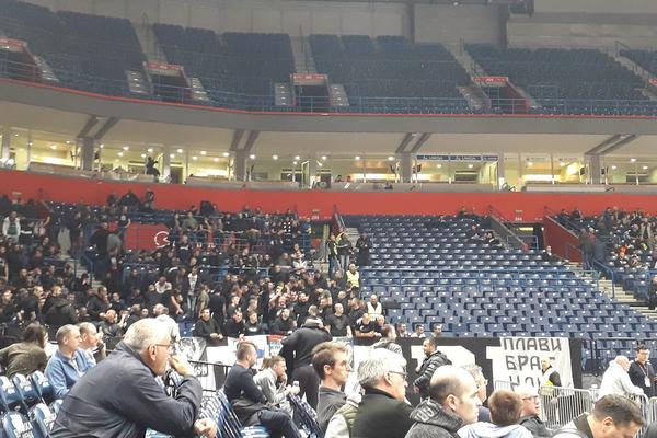 ZAUVEK SE PAMTI ONAJ KOJI NAJVIŠE VREDI: Grobari posvetili transparent tragično ubijenom košarkašu Partizana!