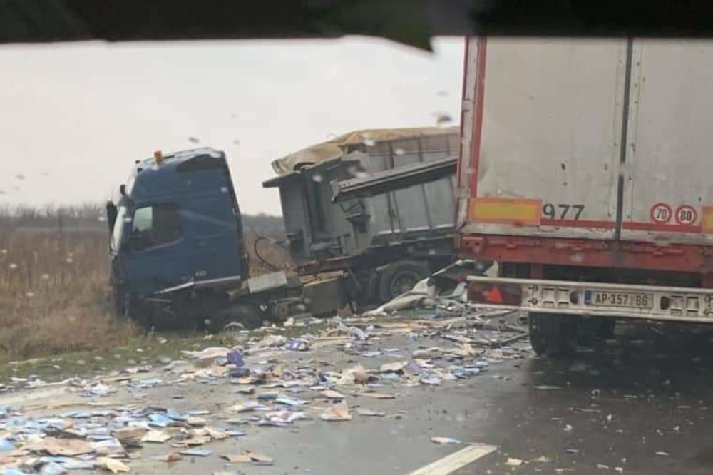 JEZIVE SLIKE SA LICA MESTA: Strašna saobraćajna nesreća kod Kovina! TRI KAMIONA POTPUNO UNIŠTENA